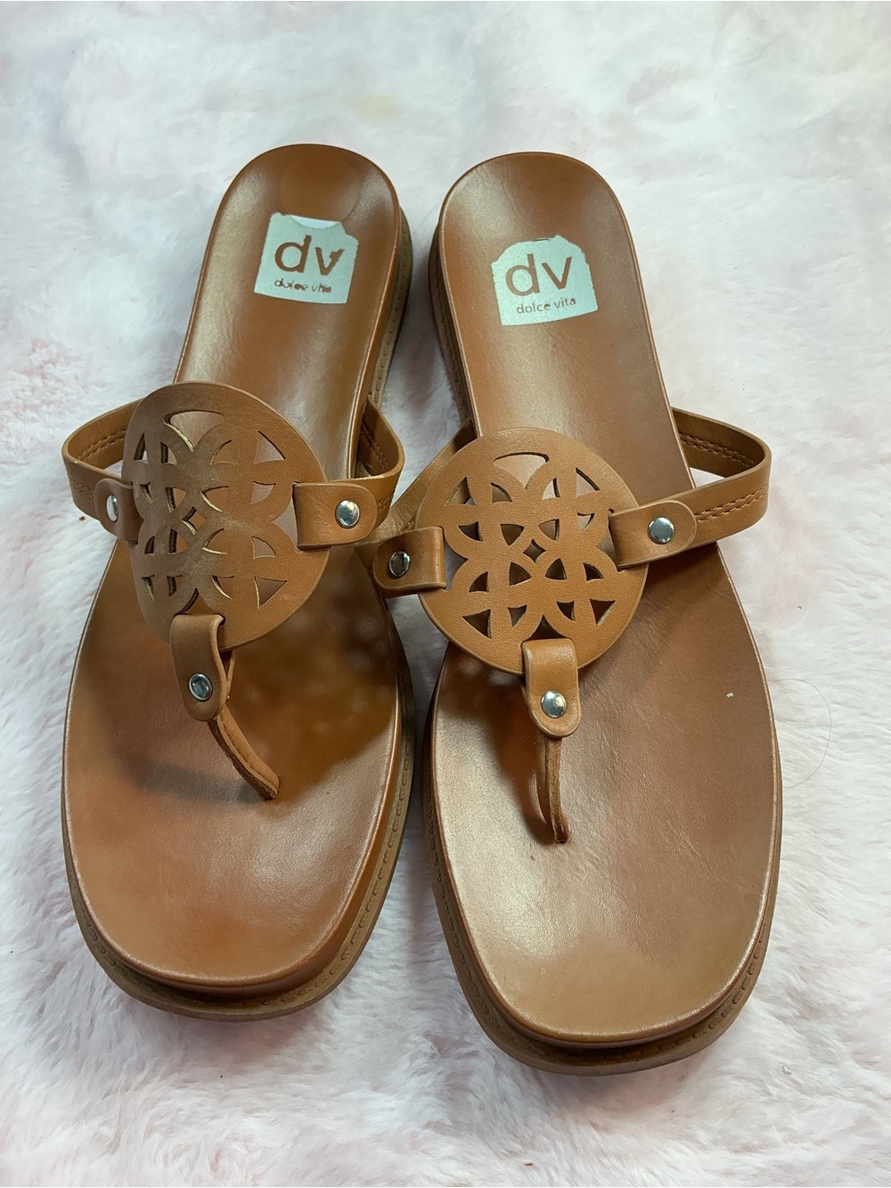 Dolce Vita Tan Leather Cutout Medallion Toe-Post Sandals c131